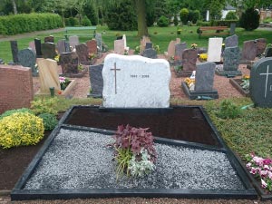 Doppelgrabmal mit Kreuz aus Naturstein
