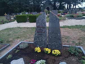 natürliches Doppelgrabmal mit zwei Natursteinen und Aufschrift