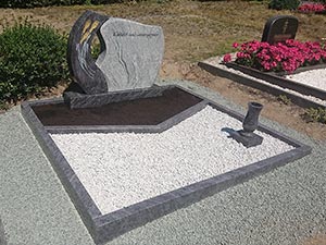 modernes Doppelgrabmal aus Naturstein mit Ähre