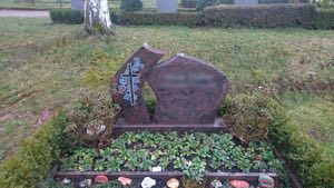 Doppelgrabstein mit feiner Kreuzgravur