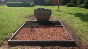 Handgearbeitetes Doppelgrabmal aus Granit mit Kreuzsymbol 