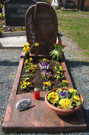 Einzelgrabstein mit künstlerischer Gravur