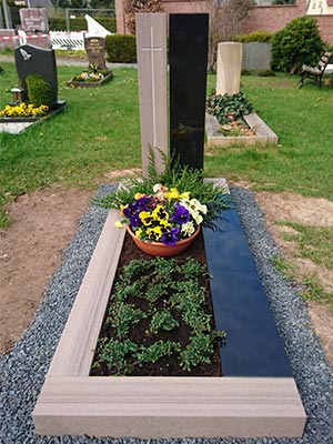 modernes Einzelgrabmal mit Kreuz hell und dunkel