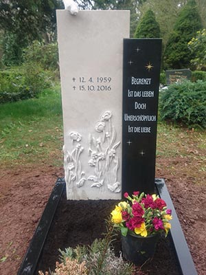 modernes Einzelgrabmal mit zwei unzerschiedlichen Natursteinarten und Aufschrift
