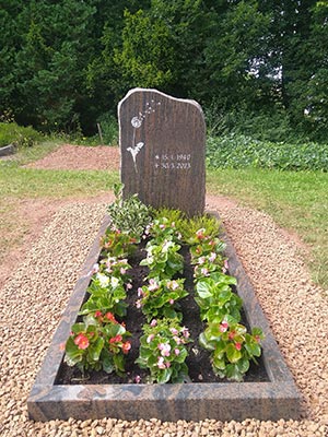 klassisches Einzelgrabmal aus Naturstein mit Ornament