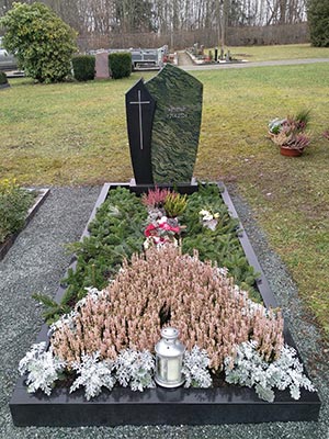 Einzelgrabmal mit zwei geteilten Natursteinarten