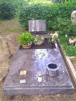 Einzelgrabmal mit Platte und Buch aus Naturstein