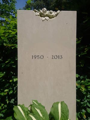 zeitloses Einzelgrabmal mit Natursteinarbeiten