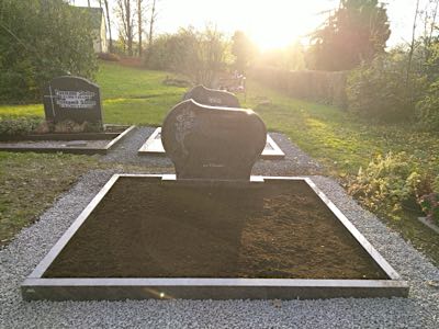 Doppelgrabmal aus Naturstein gefertigt