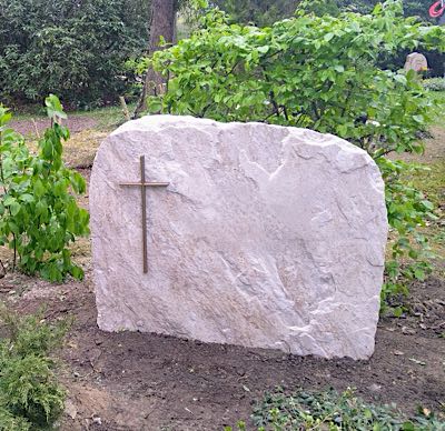 Hochwertiges Doppelgrabmal aus Stein