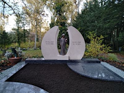 Doppelgrabmal aus natürlichem Steinmaterial