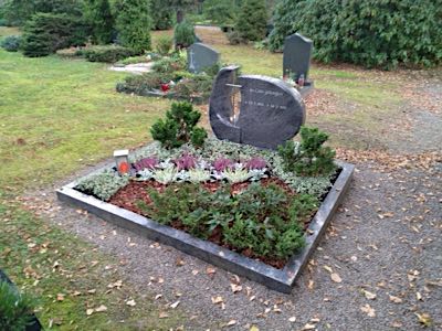 Gestaltetes Doppelgrabmal aus Naturstein