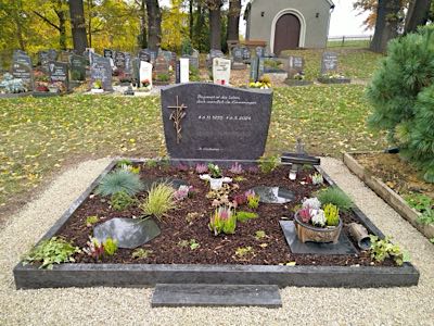 Individuelles Doppelgrabmal aus Stein