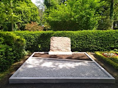 Doppelgrabmal aus hochwertigem Naturstein