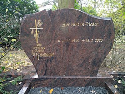 Doppelgrabmal aus massivem Naturstein