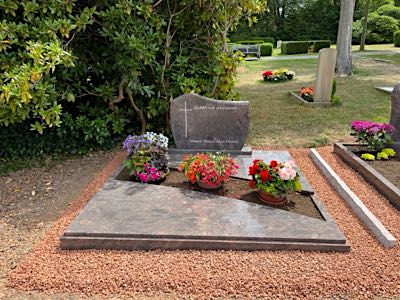 Doppelgrabmal in zeitloser Formgebung