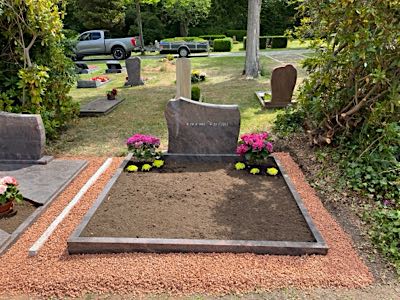 Doppelgrabmal aus Naturstein gefertigt