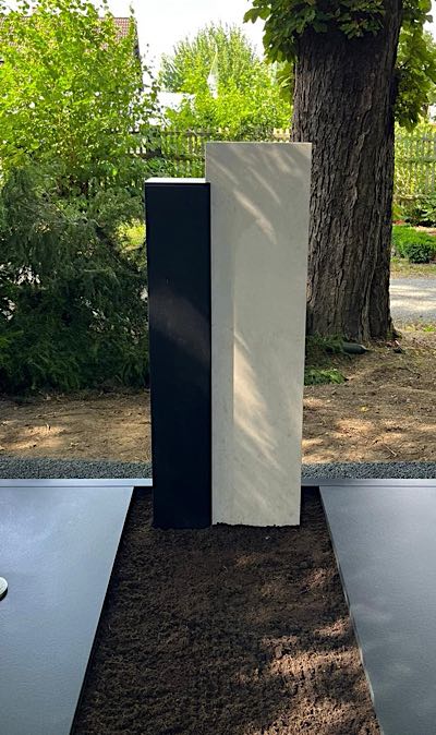 Hochwertiges Doppelgrabmal aus Stein