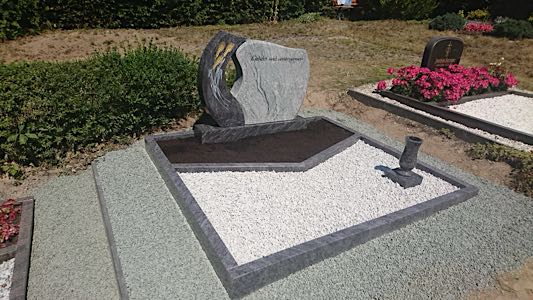 Doppelgrabmal in klassischer Gestaltung