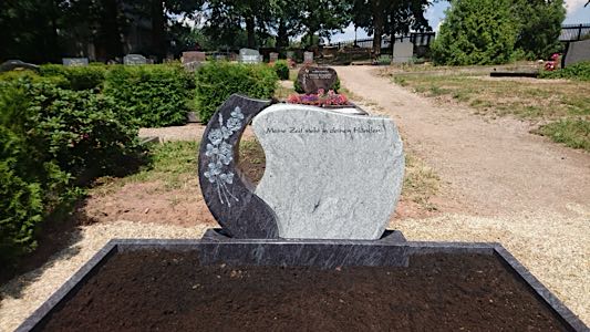 Individuelles Doppelgrabmal aus Stein