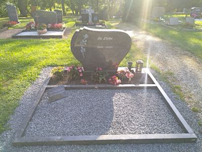 Doppelgrabmal aus hochwertigem Naturstein