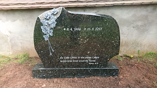 Doppelgrabmal aus hochwertigem Naturstein