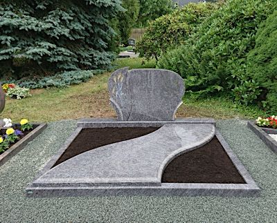 Doppelgrabmal aus massivem Naturstein