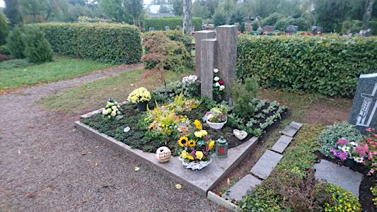 Doppelgrabmal mit klarer Gestaltung