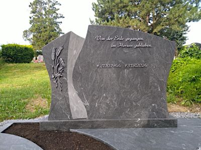 Doppelgrabmal in schlichter Form