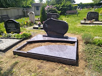 Doppelgrabmal aus massivem Naturstein