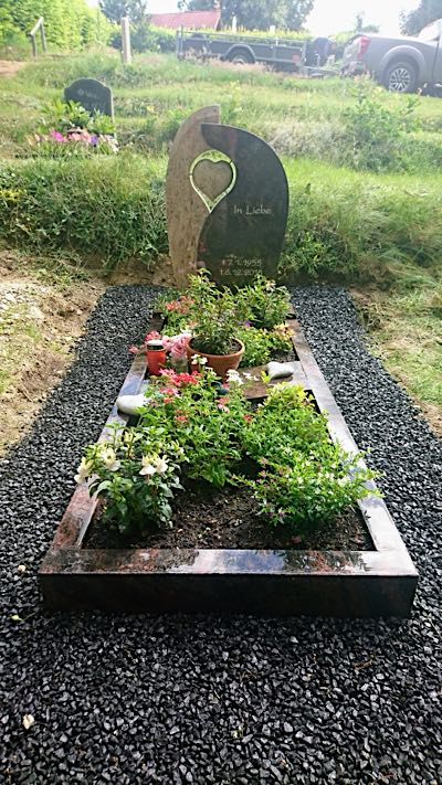 Hochwertiges Einzelgrabmal aus Stein