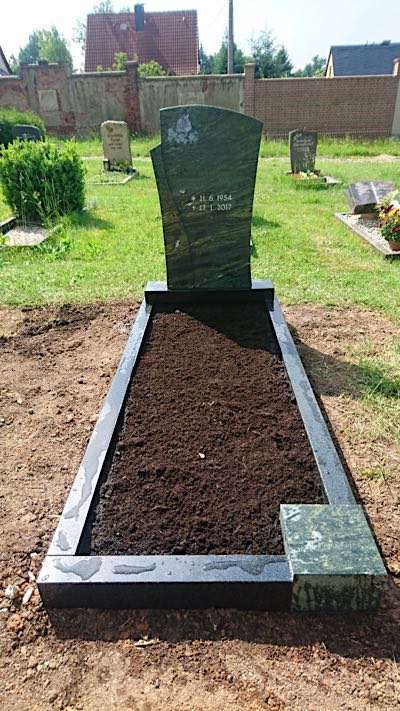 Einzelgrabmal in klassischer Form