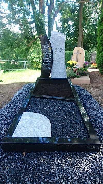 Gestaltetes Einzelgrabmal aus Stein