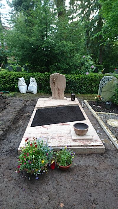 Einzelgrabmal aus Naturstein