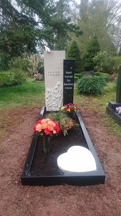 Einzelgrabmal aus hochwertigem Stein