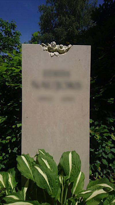 Einzelgrabmal aus massivem Naturstein