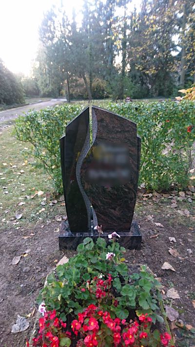 Einzelgrabmal mit klarer Gestaltung