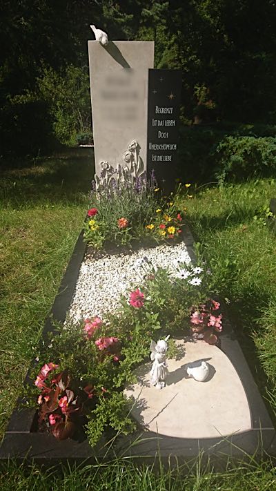 Einzelgrabmal aus Naturstein gefertigt