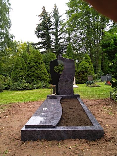 Einzelgrabmal in schlichter Gestaltung