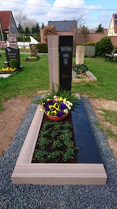 Einzelgrabmal in klassischer Gestaltung