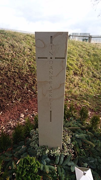 Gestaltetes Einzelgrabmal aus Naturstein