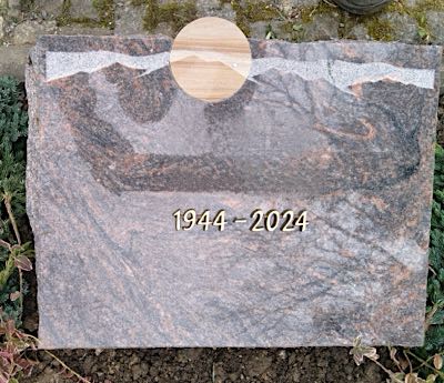 Liegestein aus Naturstein gefertigt