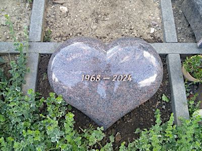 Gestalteter Liegestein aus Naturstein