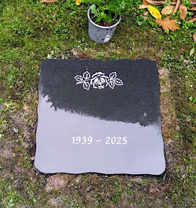 Liegestein aus hochwertigem Naturstein