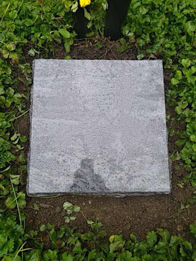 Liegestein aus massivem Naturstein