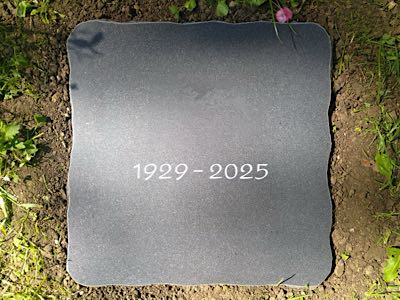 Liegestein in handwerklicher Ausführung