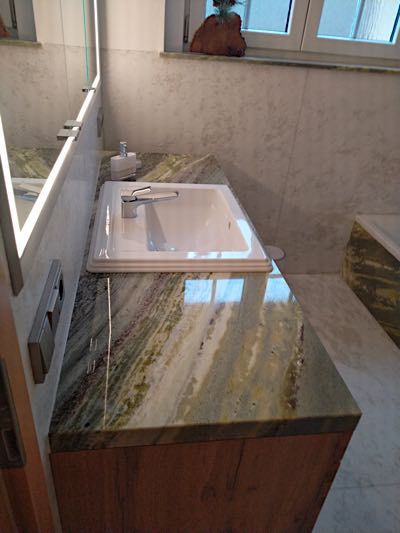 Naturstein mit fein bearbeiteter Oberfläche