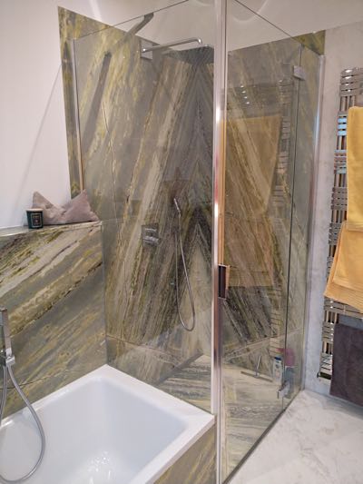 Naturstein mit klarer Linienführung