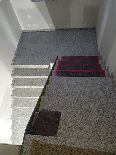 Naturstein mit fein bearbeiteter Oberfläche