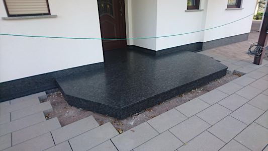 Naturstein mit präziser Kantenbearbeitung